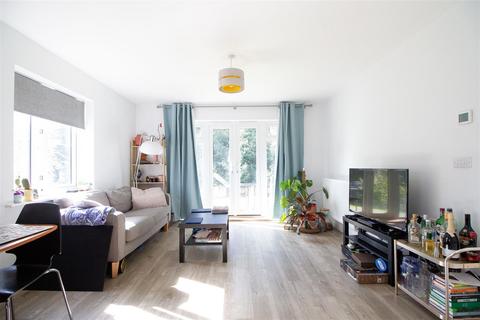 2 bedroom flat for sale, Henry House, Renfields, Hayward Heath