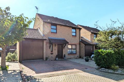 3 bedroom detached house to rent, Rowhurst Avenue, Addlestone KT15