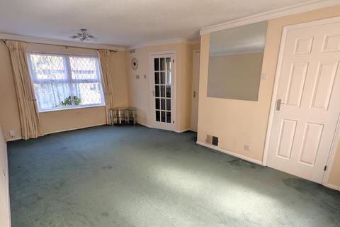 3 bedroom detached house to rent, Rowhurst Avenue, Addlestone KT15