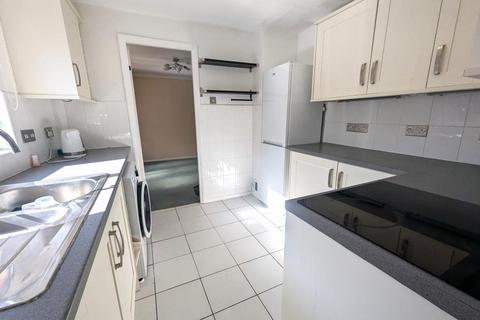 3 bedroom detached house to rent, Rowhurst Avenue, Addlestone KT15