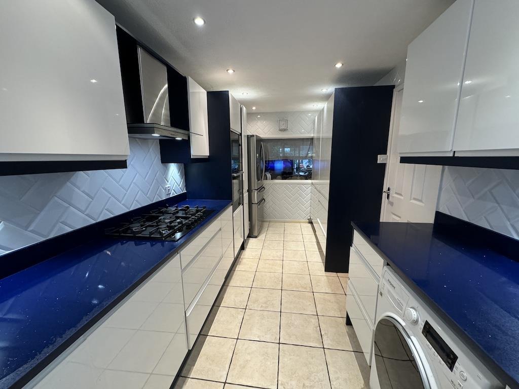 3 - Kitchen to Lounge.jpg