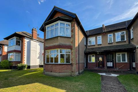 2 bedroom ground floor flat for sale, West End Court, Pinner HA5