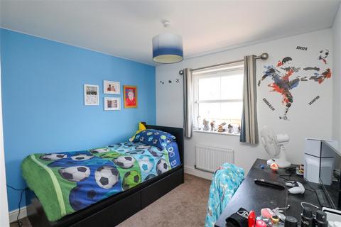 44 Grant Drive, Church Crookham, Fleet, GU52 8AL