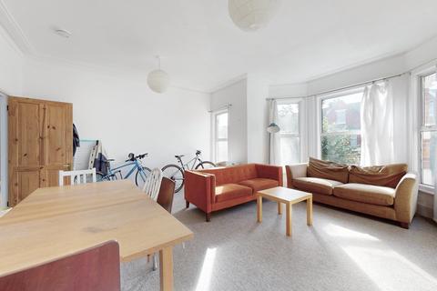 3 bedroom apartment to rent, Burgoyne Road, London N4