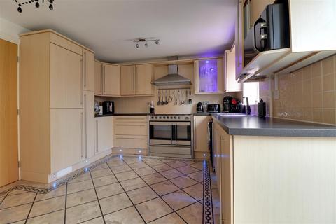 4 bedroom house for sale, Moorhen Way, Packmoor, Stoke-On-Trent