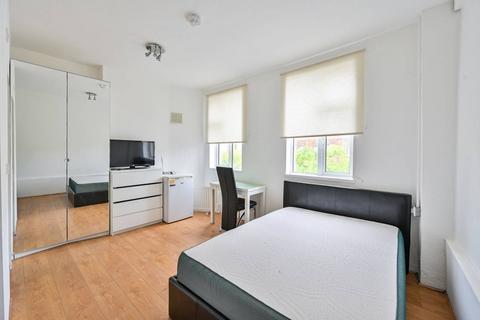 Studio to rent, Walworth Road, Walworth, London, SE17