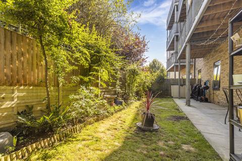 6 Nauticus Walk, London, E14 9ZT