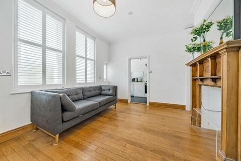 2 bedroom flat to rent, Disraeli Gardens, London