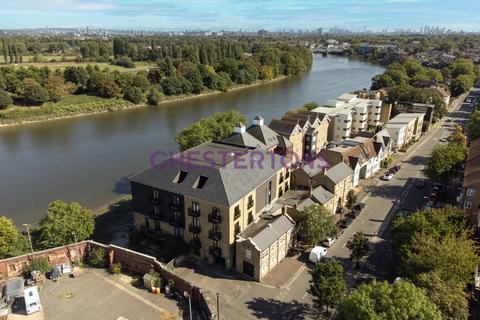 2 bedroom flat for sale, Boatrace Court, 69 Mortlake High Street, Mortlake, London