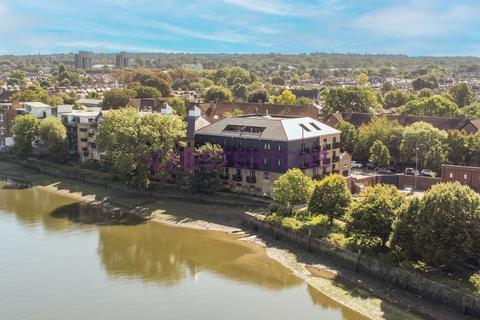 2 bedroom flat for sale, Boatrace Court, 69 Mortlake High Street, Mortlake, London