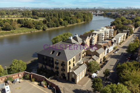 2 bedroom flat to rent, Boatrace Court, Mortlake High Street, London