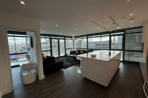 2 bedroom penthouse to rent, Lock Side Way, London E16