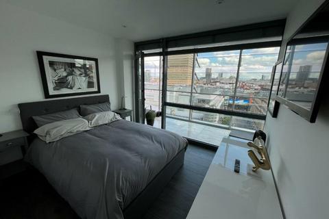 2 bedroom penthouse to rent, Lock Side Way, London E16