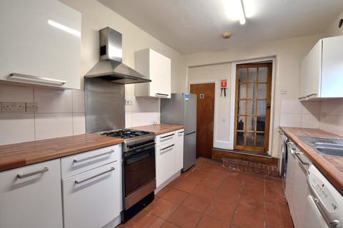 4 bedroom terraced house to rent, Mill Ave, Uxbridge