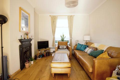 3 bedroom end of terrace house to rent, Fox Street, Roath