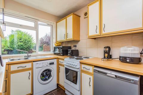 2 bedroom maisonette to rent, Butts Hill Road