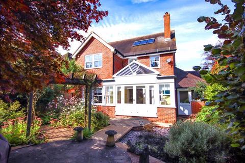 3 bedroom detached house for sale, Priests Lane, Brentwood CM15