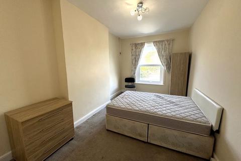 3 bedroom semi-detached house to rent, Clifton Road, Kingston Upon Thames