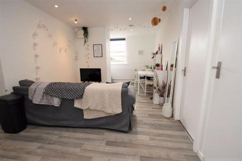 3 bedroom apartment to rent, Roman Road, London E3