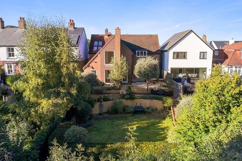 4 bedroom detached house to rent, Orchard Grove, Chalfont St. Peter, Gerrards Cross