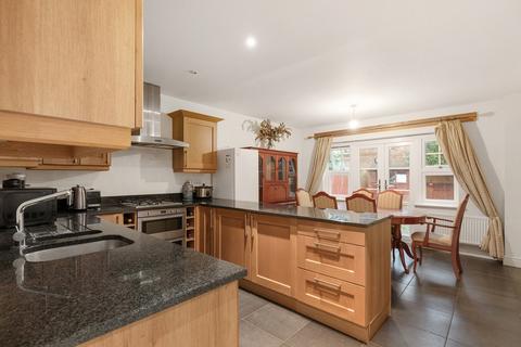 2 Oakington Close, Sunbury-on-thames, TW16 5AL
