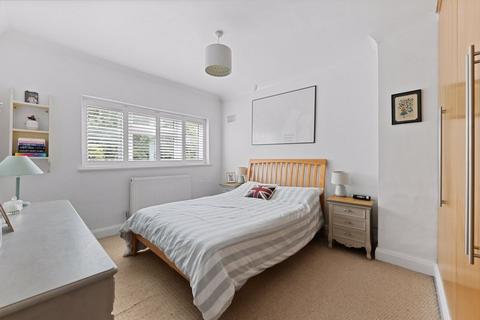 71 Dorchester Road, Worcester Park, KT4 8NW