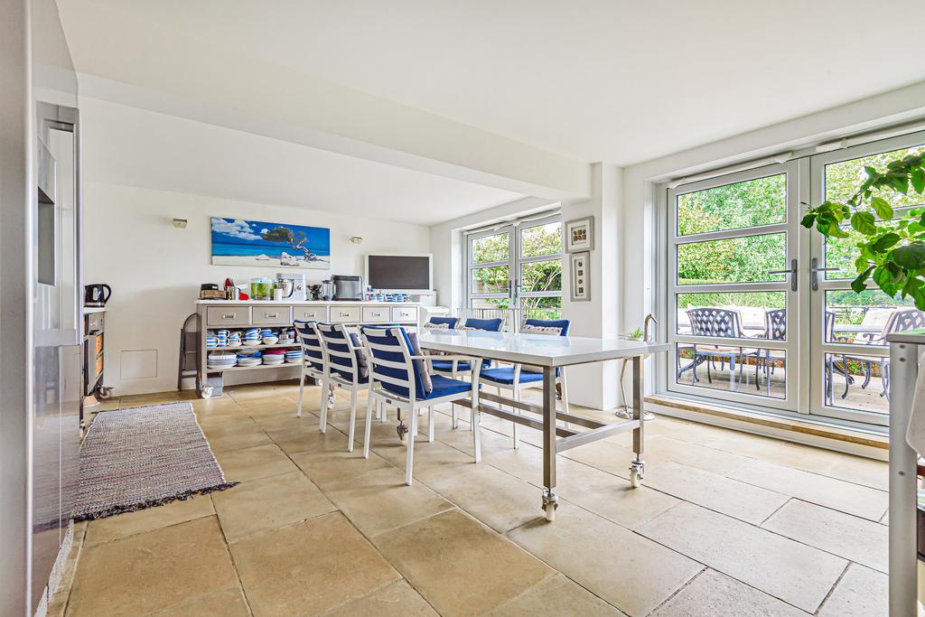 Purley On Thames, Berkshire 5 bed detached house for sale £900,000