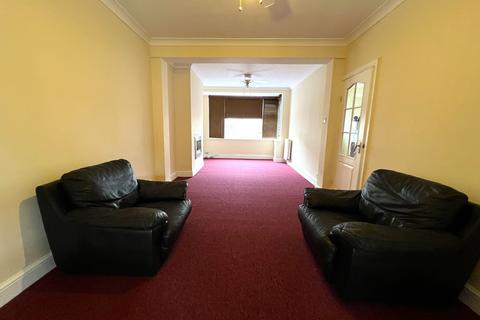 3 bedroom terraced house to rent, Lawns Crescent, Grays RM17