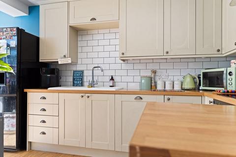 18 Harcourt Field, Wallington, SM6 8BA