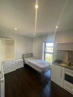 Studio to rent, Hassop Road, London, NW2