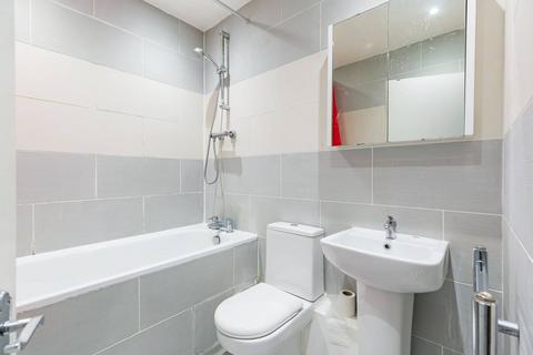 3 bedroom flat to rent, Holloway Road, Holloway, London, N7