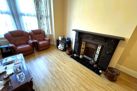 4 bedroom terraced house to rent, Clavering Road, London E12