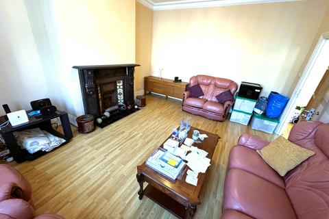 4 bedroom terraced house to rent, Clavering Road, London E12