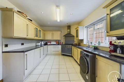 5 bedroom semi-detached house to rent, Chelwood Drive, Leeds