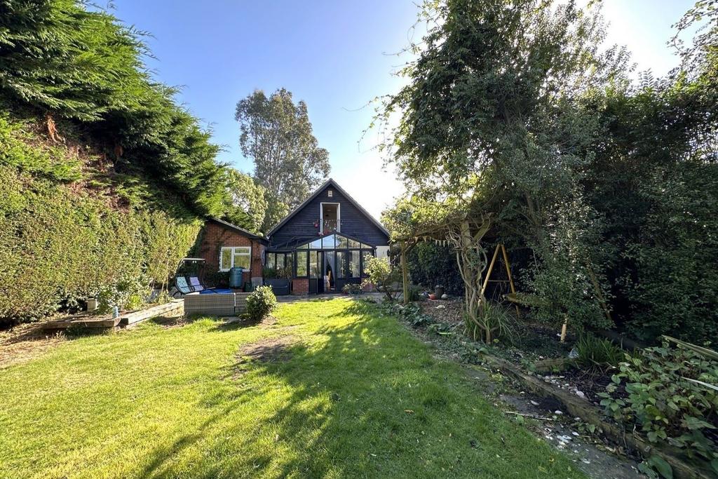 Stunning 4 / 5 Bed Detached Residence For Sale