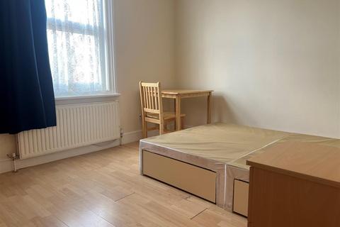 Studio to rent, Cedar Road, London