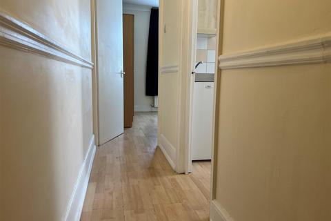 Studio to rent, Cedar Road, London