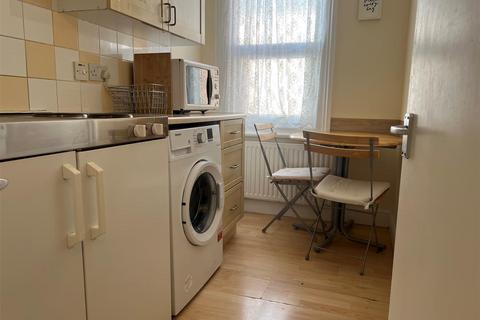 Studio to rent, Cedar Road, London