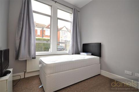 1 bedroom in a house share to rent, Cedar Road, Cricklewood