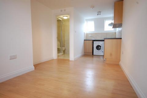 Studio to rent, Ickenham Road, Ruislip HA4