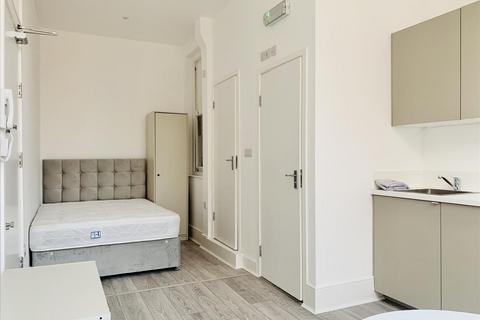 Studio to rent, New Broadway, Ealing, London, W5