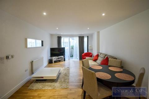 3 bedroom flat for sale, High Street, Hounslow TW3