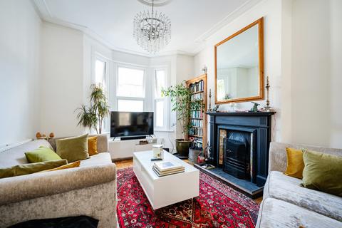 123 Roding Road, London, E5 0DR
