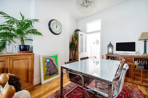 123 Roding Road, London, E5 0DR