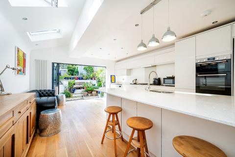 123 Roding Road, London, E5 0DR