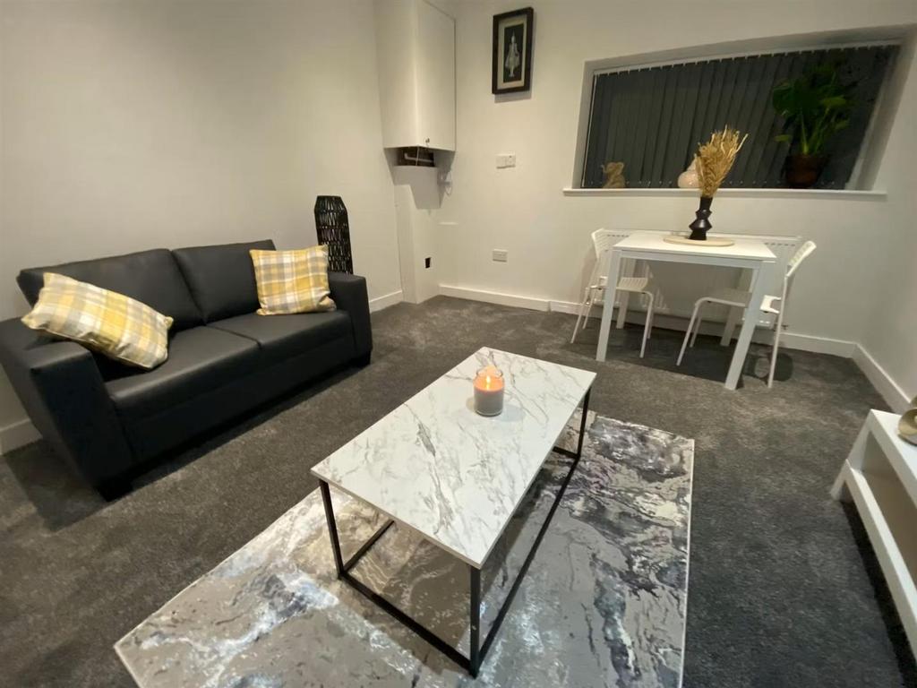 Lounge 3.jpg