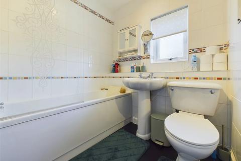 17 Chestnut Road, Abbeymead, Gloucester, GL4 4XZ