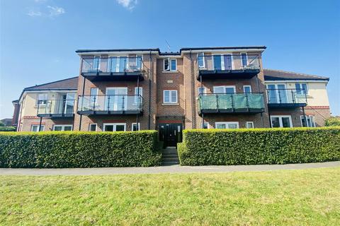 2 bedroom flat for sale, Park Avenue, Bushey WD23