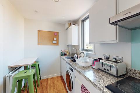 1 bedroom in a flat share to rent, Mile End Road, London E1