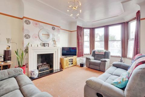 4 bedroom semi-detached house for sale, Shaftesbury Avenue, Southend-on-sea, SS1